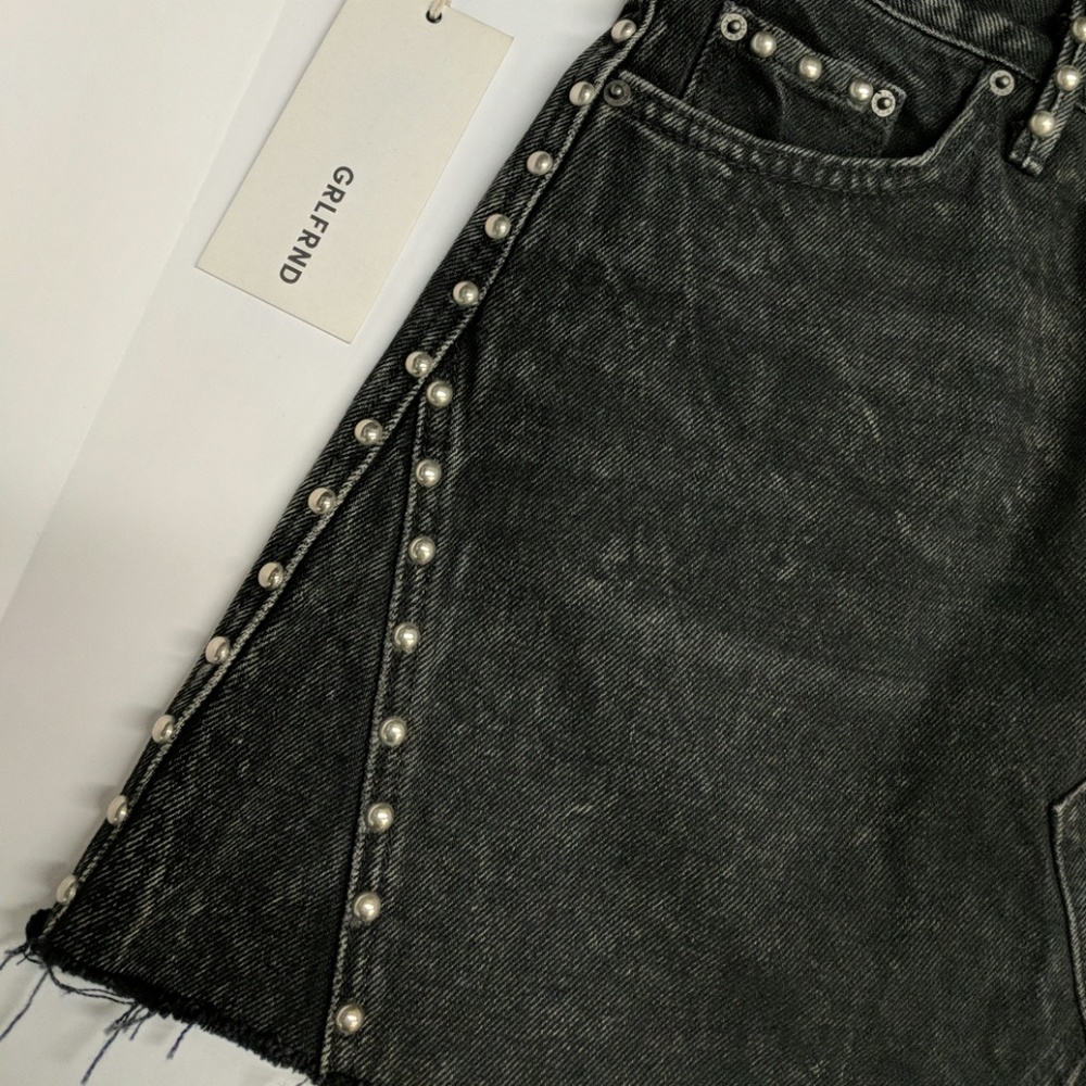 NWT GRLFRND denim eva studded black denim miniskirt, color stevi size 27 - Picture 3 of 10